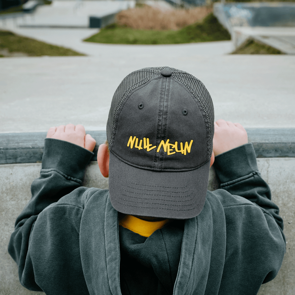 Cappellino del Borussia Dortmund per bambini, grigio scuro con la scritta gialla “Null Neun”, un accessorio alla moda per i giovani tifosi del BVB.