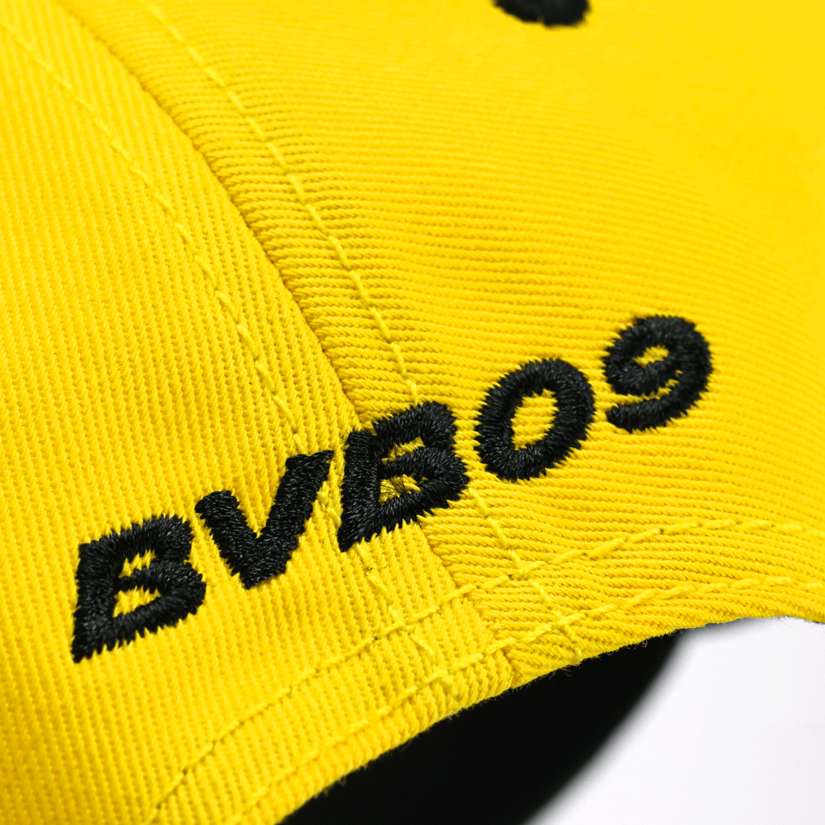 Cappellino giallo con logo BVB 09 ricamato in nero. Perfetto per i tifosi del Borussia Dortmund, ideale come accessorio alla moda per i tifosi.