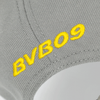 Cappellino grigio del BVB con la scritta “BVB 09” in giallo che non passa inosservata: la scelta perfetta per i tifosi del Borussia Dortmund.