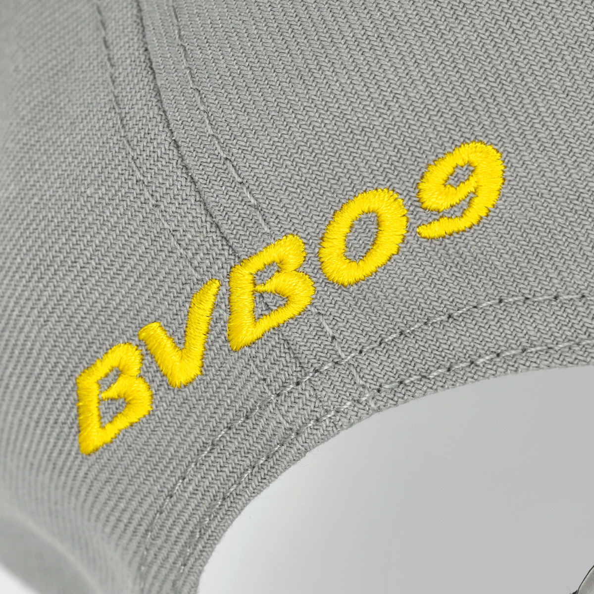 Cappellino grigio del BVB con la scritta “BVB 09” in giallo che non passa inosservata: la scelta perfetta per i tifosi del Borussia Dortmund.