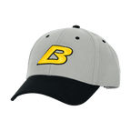 Cappellino del BVB grigio con visiera nera e un accattivante logo “B” ricamato in giallo e nero, ideale per i tifosi del Borussia Dortmund.
