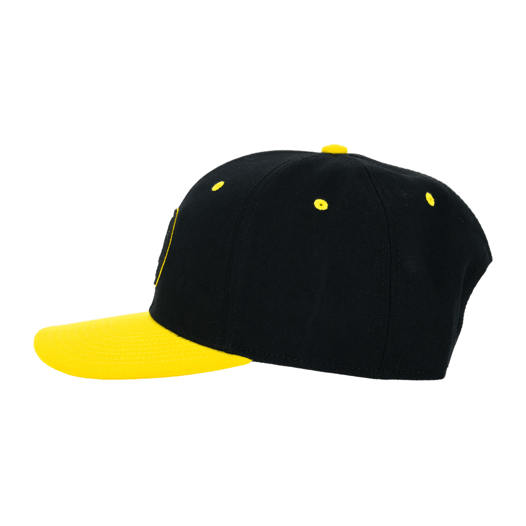 Casquette snapback noir et jaune du BVB avec le logo du Borussia Dortmund. Corps noir, détails jaunes et visière jaune. L'accessoire idéal pour les fans.