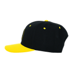 Casquette snapback noir et jaune du BVB avec le logo du Borussia Dortmund. Corps noir, détails jaunes et visière jaune. L'accessoire idéal pour les fans.