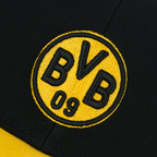 Casquette Snapback noire du BVB avec le logo jaune « BVB 09 », un article idéal pour les supporters du Borussia Dortmund.