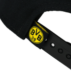 Casquette snapback BVB noire et jaune, ornée d'un logo BVB bien visible et dotée d'une fermeture réglable, idéale comme accessoire tendance pour les fans.