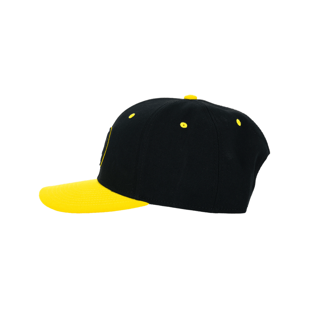 Seitenansicht der schwarzen BVB-Snapback-Cap mit gelbem Schirm und aufgenähtem Logo, ideal für Kinder als Fanartikel.