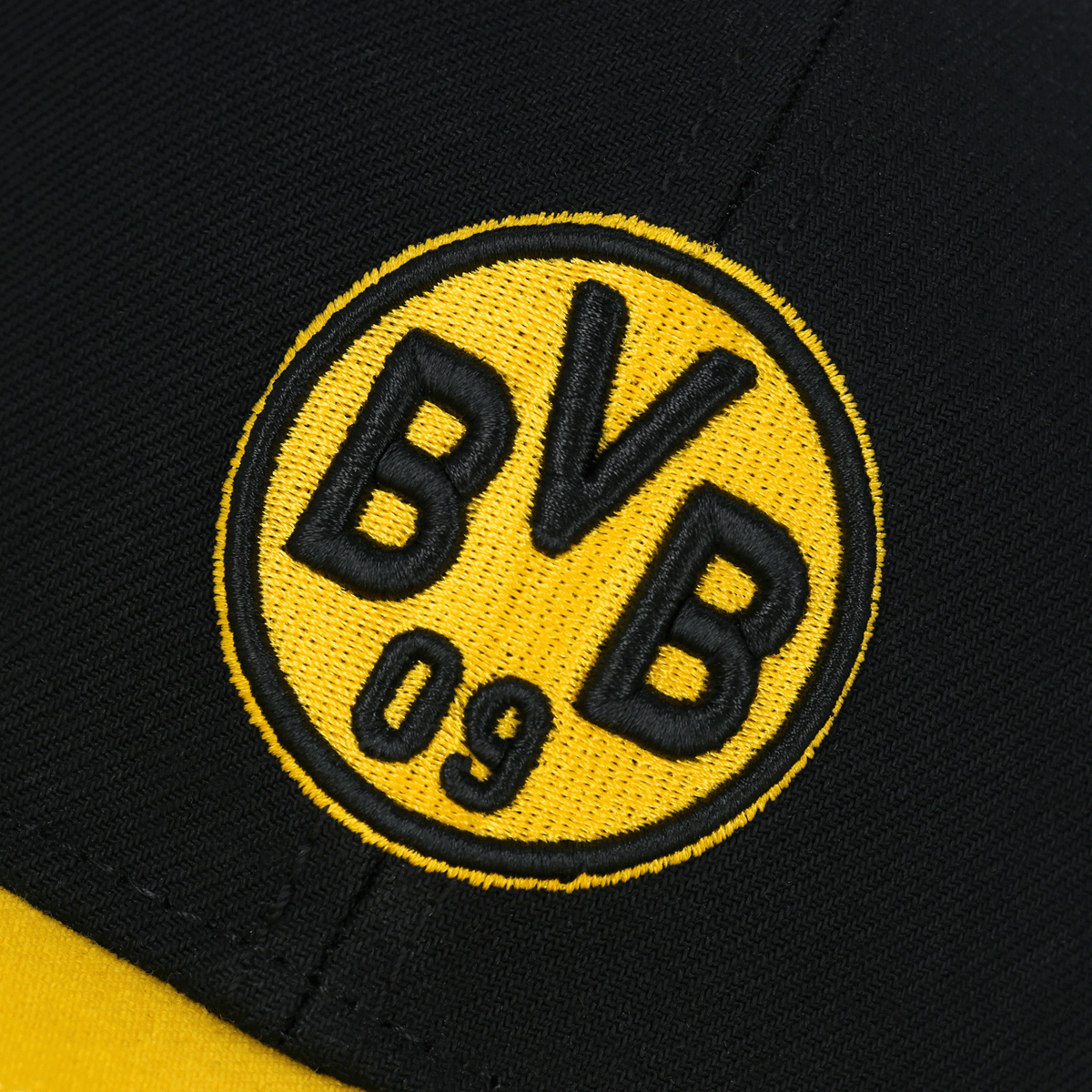Schwarzgelbe Snapback-Mütze für Kinder mit großem BVB-Logo als gesticktes Design auf der Vorderseite.