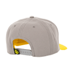 Vue arrière d'une casquette Snapback grise avec une visière jaune et le logo du BVB sur l'arrière réglable.