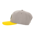 Vue de profil d'une casquette Snapback grise du BVB, dotée d'une visière jaune et d'un logo BVB brodé, idéale pour les supporters du Borussia Dortmund.