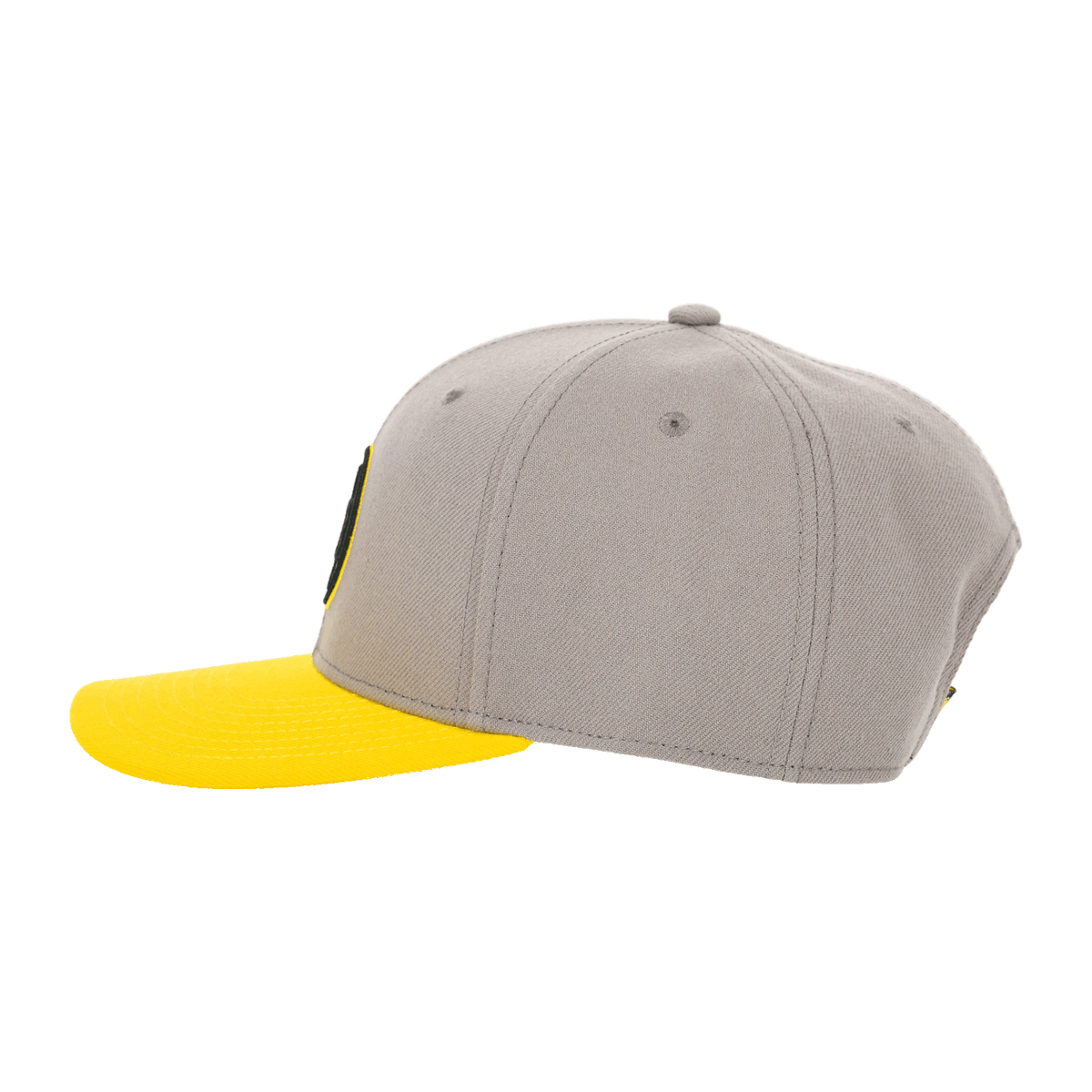 Vue de profil d'une casquette Snapback grise du BVB, dotée d'une visière jaune et d'un logo BVB brodé, idéale pour les supporters du Borussia Dortmund.