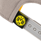 Casquette Snapback BVB ajustable, de couleur grise, arborant le logo BVB 09 en noir et jaune. Un accessoire stylé, idéal pour les supporters du Borussia Dortmund.