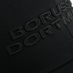 Gros plan sur une casquette Snapback noire du BVB pour enfants, ornée du logo du Borussia Dortmund brodé.