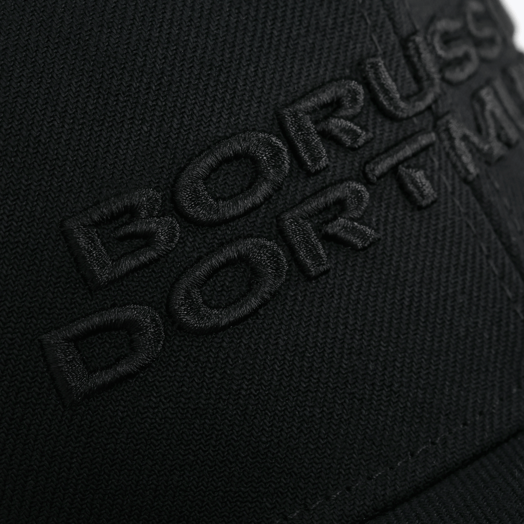 Immagine dettagliata di un cappellino Snapback nero del BVB per bambini con il logo del Borussia Dortmund ricamato.