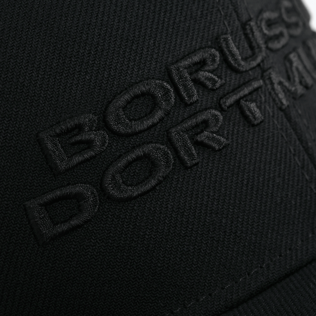 Immagine dettagliata di un cappellino Snapback nero del BVB per bambini con il logo del Borussia Dortmund ricamato.