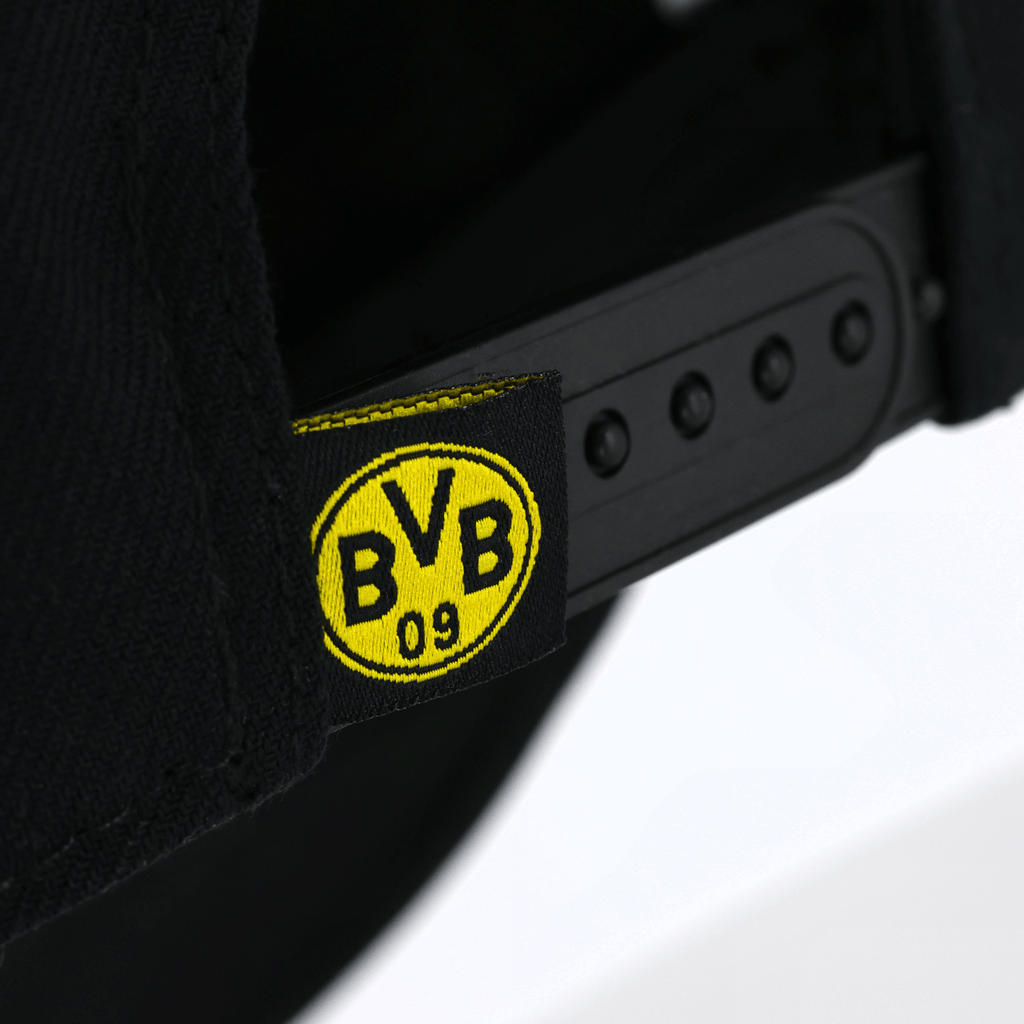 Il cappellino snapback nero del BVB per bambini presenta l'iconico logo giallo BVB 09 ed è dotato di una chiusura regolabile per una vestibilità perfetta. Un capo indispensabile per i giovani tifosi.