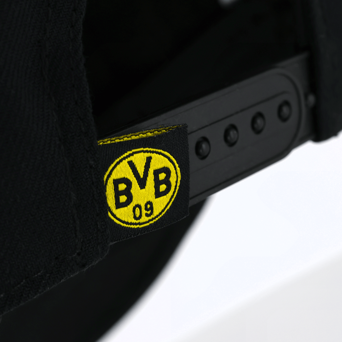 Il cappellino snapback nero del BVB per bambini presenta l'iconico logo giallo BVB 09 ed è dotato di una chiusura regolabile per una vestibilità perfetta. Un capo indispensabile per i giovani tifosi.