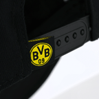 La casquette Snapback noire du BVB pour enfants arbore le logo jaune emblématique « BVB 09 » et dispose d'une fermeture réglable pour un ajustement parfait. Un incontournable pour les jeunes supporters.