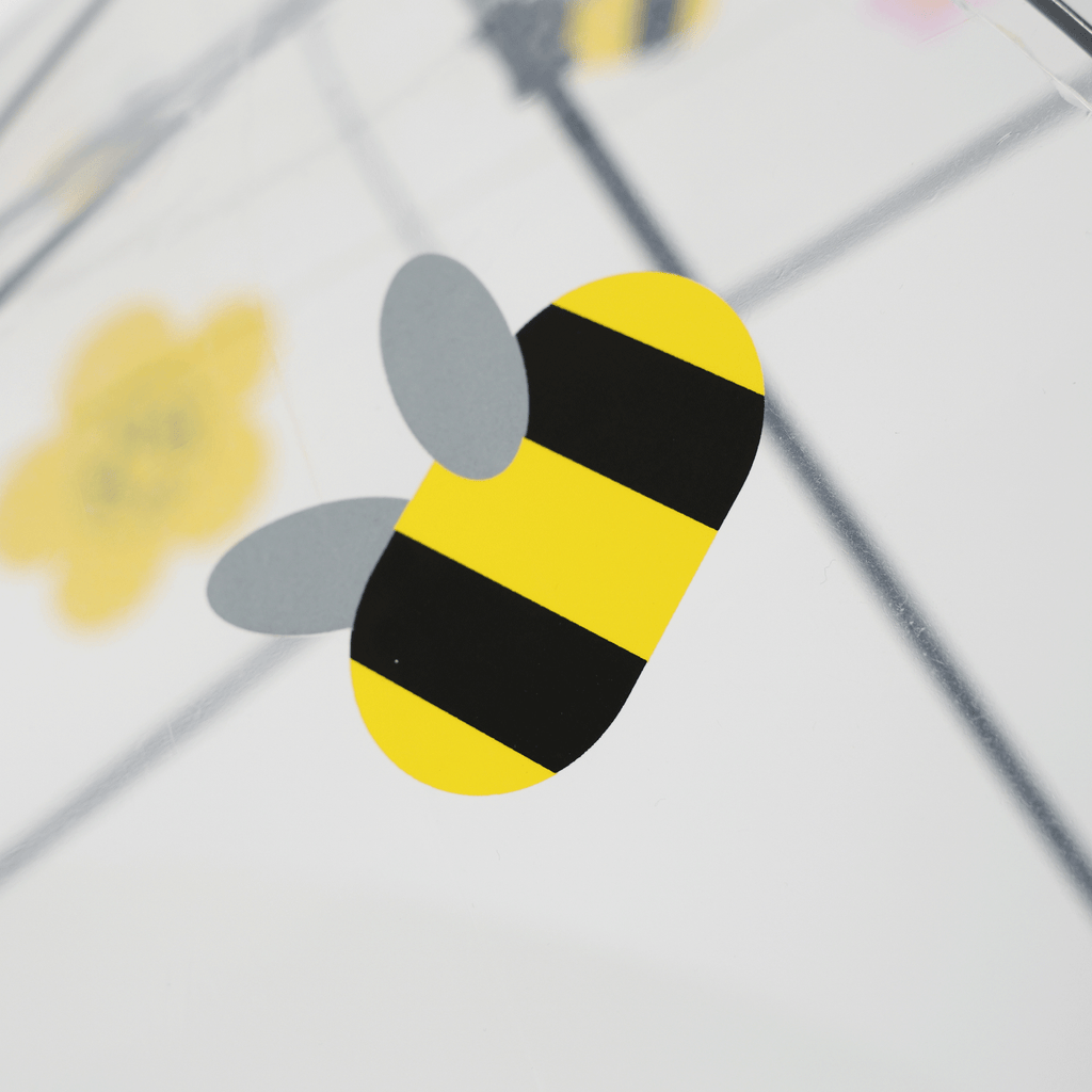 Paraguas infantil del Borussia Dortmund con diseño de abejas y detalles en negro y amarillo, el complemento perfecto para los aficionados en cualquier condición meteorológica.