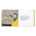 Das BVB Mitmachbuch zeigt eine Stadionillustration mit Kindern in BVB-Fanfkleidung und animierenden Texten zum Mitmachen und Jubeln.