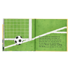 Doppelseite aus dem BVB-Mitmachbuch mit grünem Fußballfeld, Ball auf der Torlinie und Text zum Mitmachen im BVB-Design.