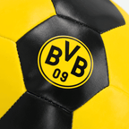 Schwarzgelber BVB-Knautschball mit aufgedrucktem Borussia Dortmund-Logo, ideal für Fans und Sportaktivitäten.