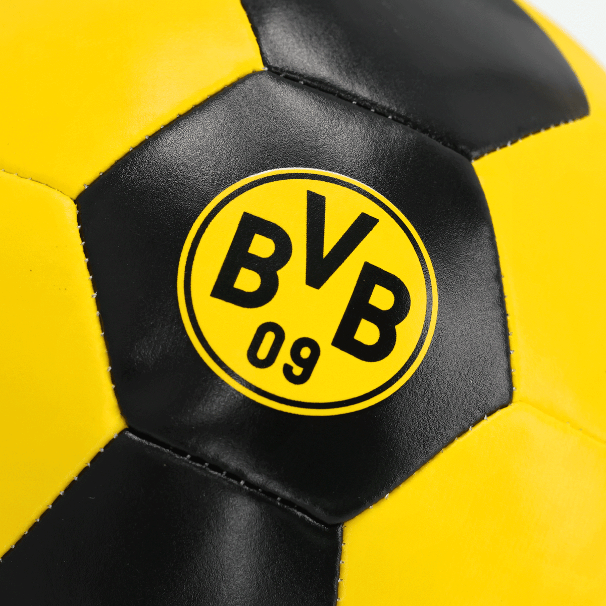 Schwarzgelber BVB-Knautschball mit aufgedrucktem Borussia Dortmund-Logo, ideal für Fans und Sportaktivitäten.