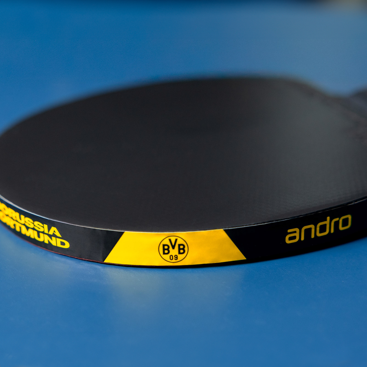 Schwarzer BVB-Tischtennisschläger mit gelben Akzenten und BVB-Logo, ideal für Borussia Dortmund Fans und Tischtennis-Enthusiasten, gefertigt in Zusammenarbeit mit andro.