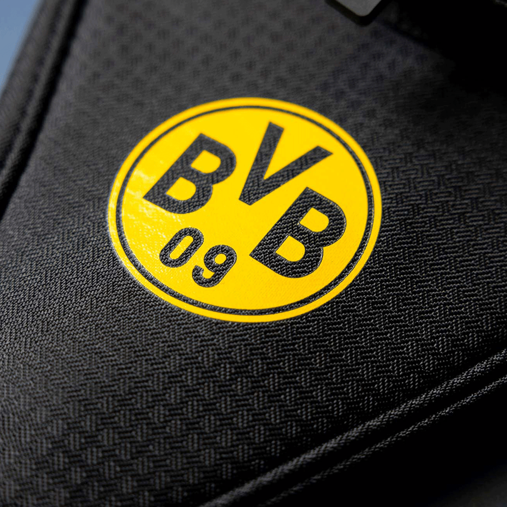 由andro出品的黑色与黄色相间的多特蒙德（BVB）球拍套，配有醒目的黄色BVB标志和纹理表面。非常适合多特蒙德球迷和乒乓球爱好者。