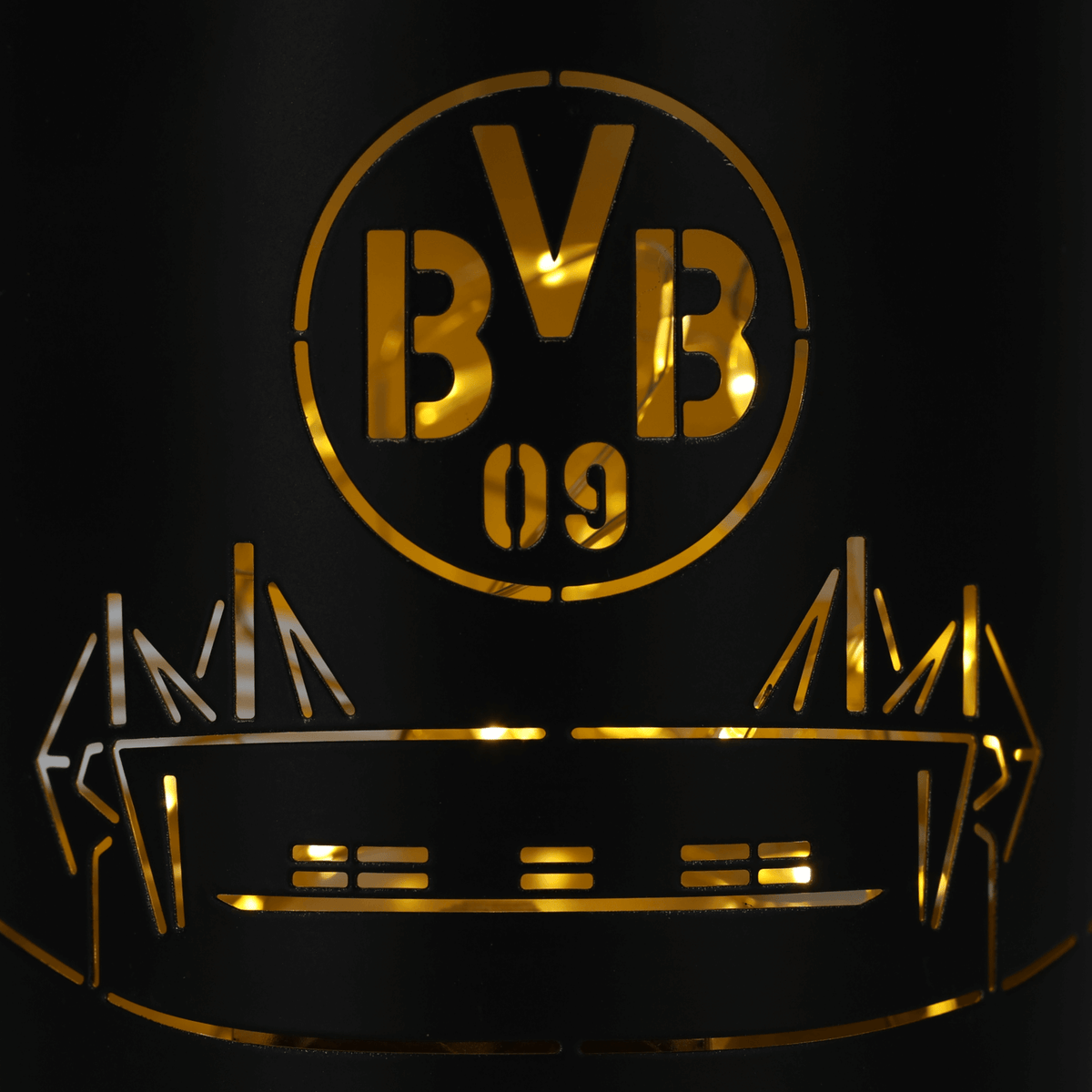 BVBの黒いランタン。ゴールドのスカイラインとシグナル・イドゥナ・パークのシルエットをあしらっており、ボルシア・ドルトムントのファンにとって、雰囲気のある照明装飾として最適です。