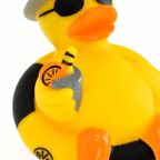 这款黑色和黄色相间的多特蒙德（BVB）主题浴鸭戴着太阳镜、草帽，手里还拿着鸡尾酒杯，是多特蒙德球迷的理想周边配件或礼物。