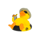 El patito de baño del BVB, con los colores negro y amarillo, lleva gafas de sol y un sombrero de paja, está tumbado sobre un flotador y sostiene un cóctel en la mano. Perfecto como artículo para aficionados o como decoración.