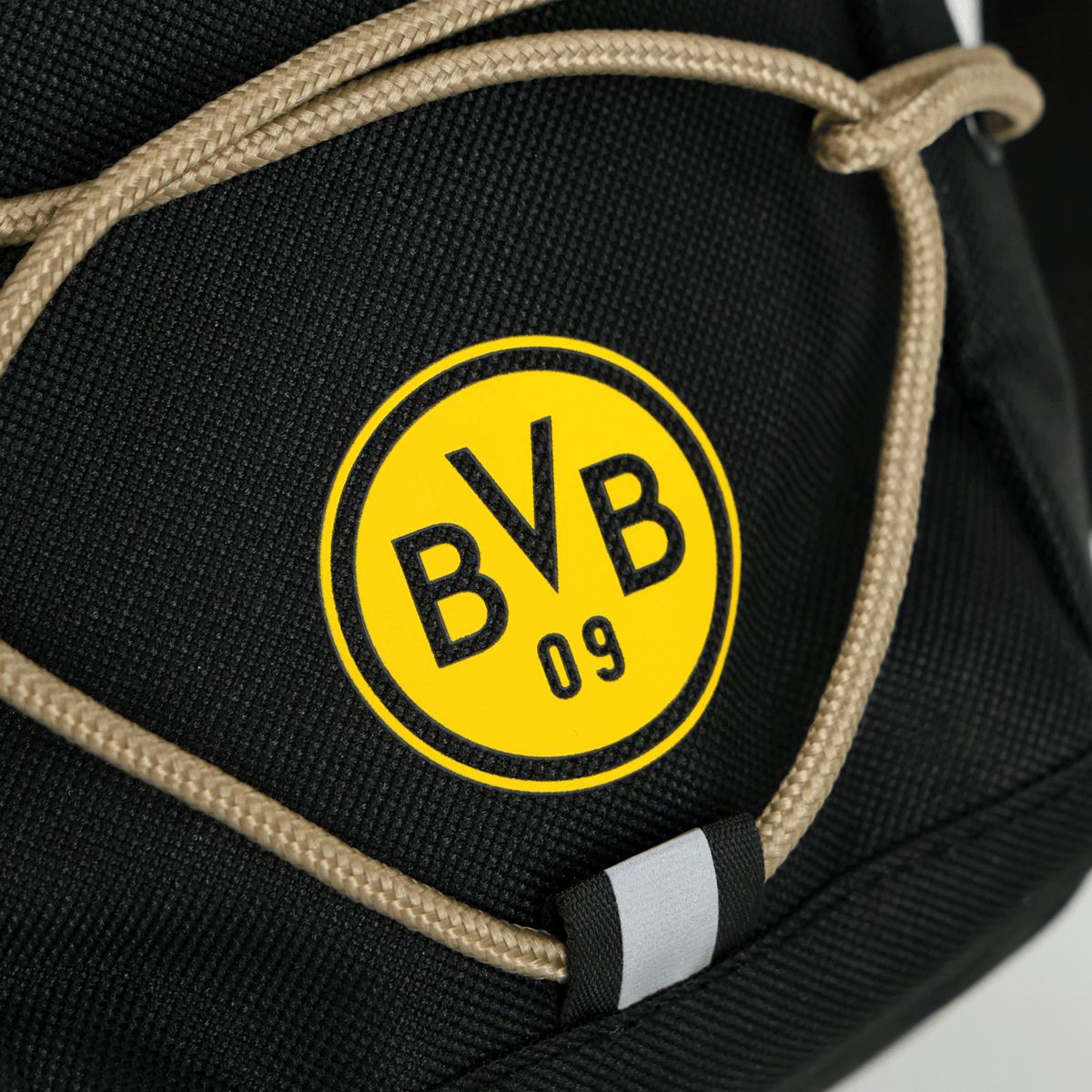 Borsa a tracolla nera del BVB con logo giallo “BVB 09” e cordoncino beige, ideale per i tifosi della squadra di calcio Borussia Dortmund.