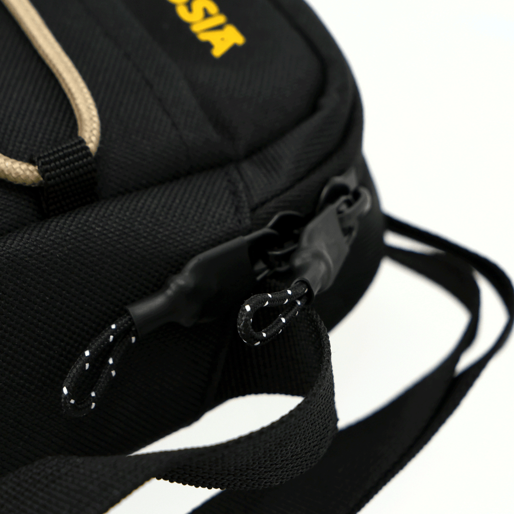 Schwarze BVB-Schultertasche mit sichtbarem Reißverschluss und BVB-Logo, Detailansicht des Designs Rote Erde.