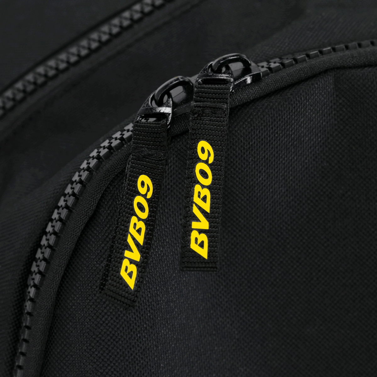 Sac à dos noir du BVB orné du logo jaune « BVB09 » sur les fermetures éclair, idéal pour les supporters du Borussia Dortmund.