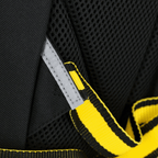 Gros plan sur un sac à dos du BVB aux couleurs noir et jaune, doté d'un tissu en filet et d'une bandoulière jaune, idéal comme article de supporters et accessoire.