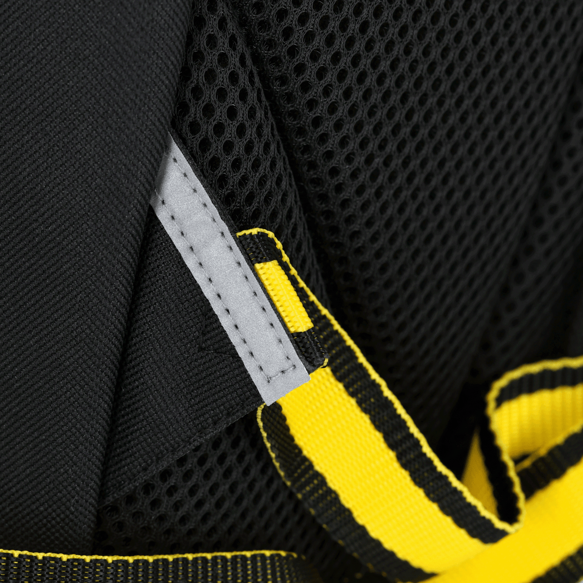 Gros plan sur un sac à dos du BVB aux couleurs noir et jaune, doté d'un tissu en filet et d'une bandoulière jaune, idéal comme article de supporters et accessoire.