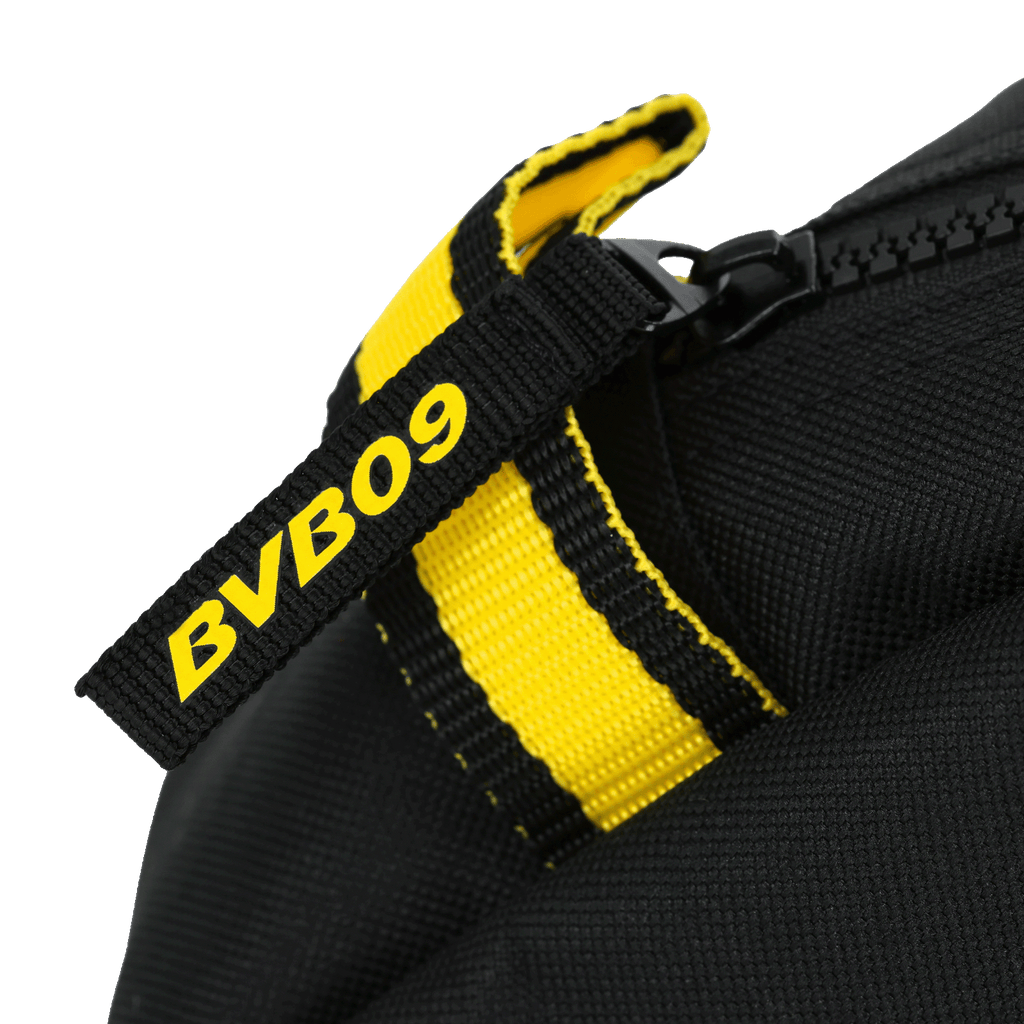 Detailaufnahme eines BVB-Kulturbeutels in schwarzgelb mit BVB09-Logo; perfektes Accessoire für Fans von Borussia Dortmund.