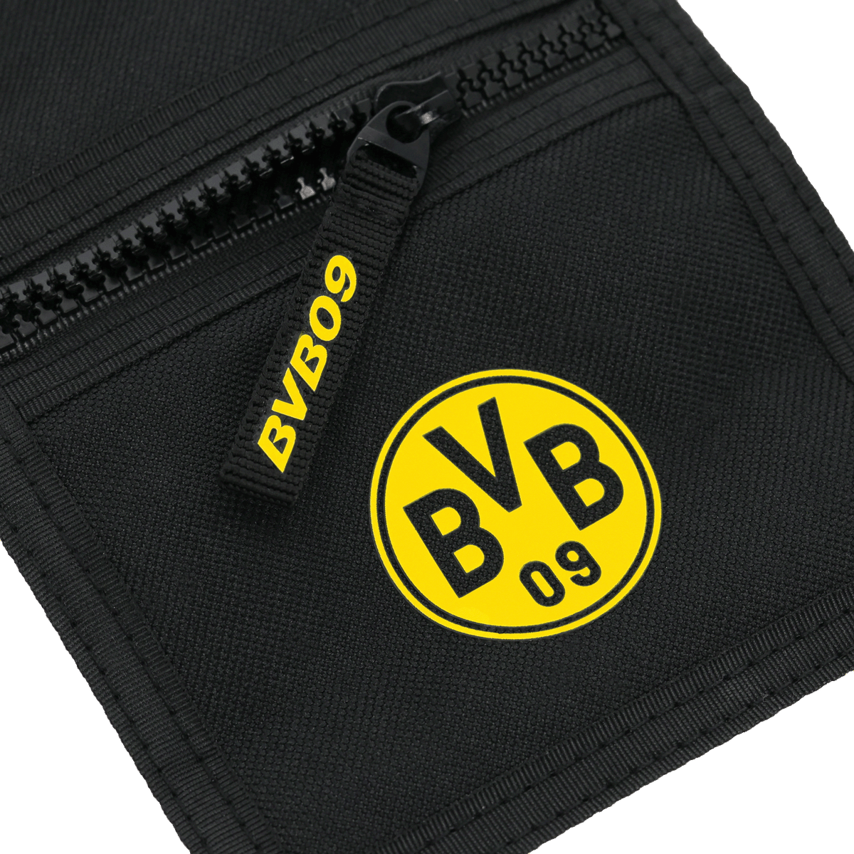 Portafoglio nero del BVB con logo giallo BVB-09 e pratica cerniera, l'accessorio ideale per i tifosi.