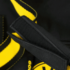 Gros plan sur un sac de sport noir et jaune du BVB, muni d'une fermeture velcro et du logo du Borussia Dortmund, idéal pour les supporters et le sport.