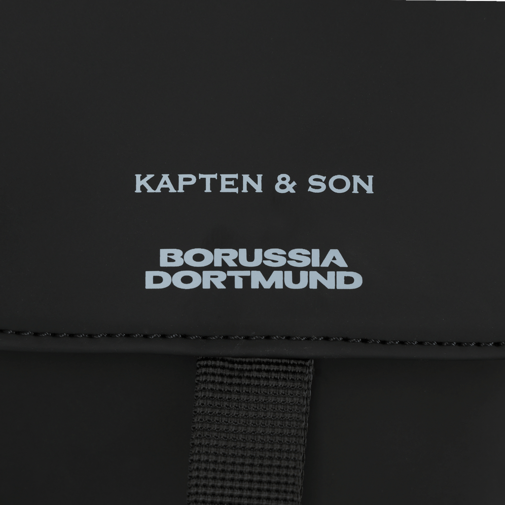 Sac à dos noir du BVB issu de la collection Kapten & Son, orné du logo du Borussia Dortmund, au design moderne et pratique à porter.