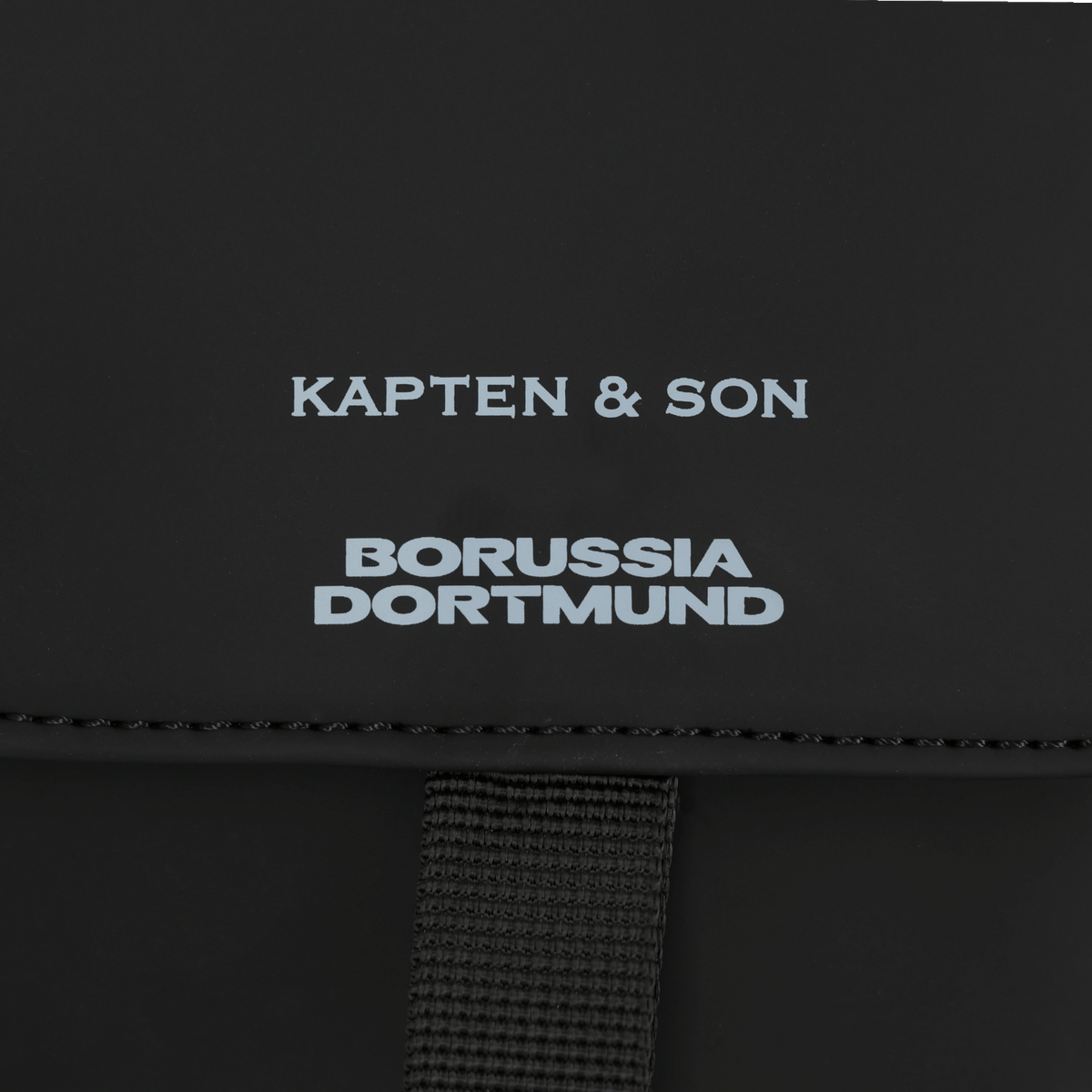 Zaino nero del BVB della collezione Kapten & Son con la scritta “Borussia Dortmund”, dal design moderno e comodo da trasportare.