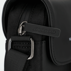 Vue détaillée du sac à bandoulière BVB x Kapten & Son « Mala All Black », en tissu noir, orné du logo BVB 09 et doté d'une bandoulière robuste.