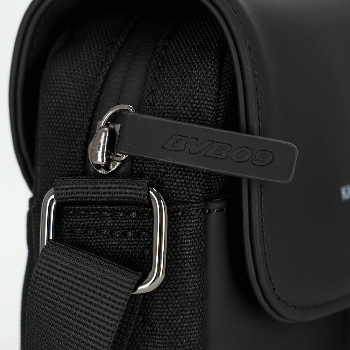 Vue détaillée du sac à bandoulière BVB x Kapten & Son « Mala All Black », en tissu noir, orné du logo BVB 09 et doté d'une bandoulière robuste.