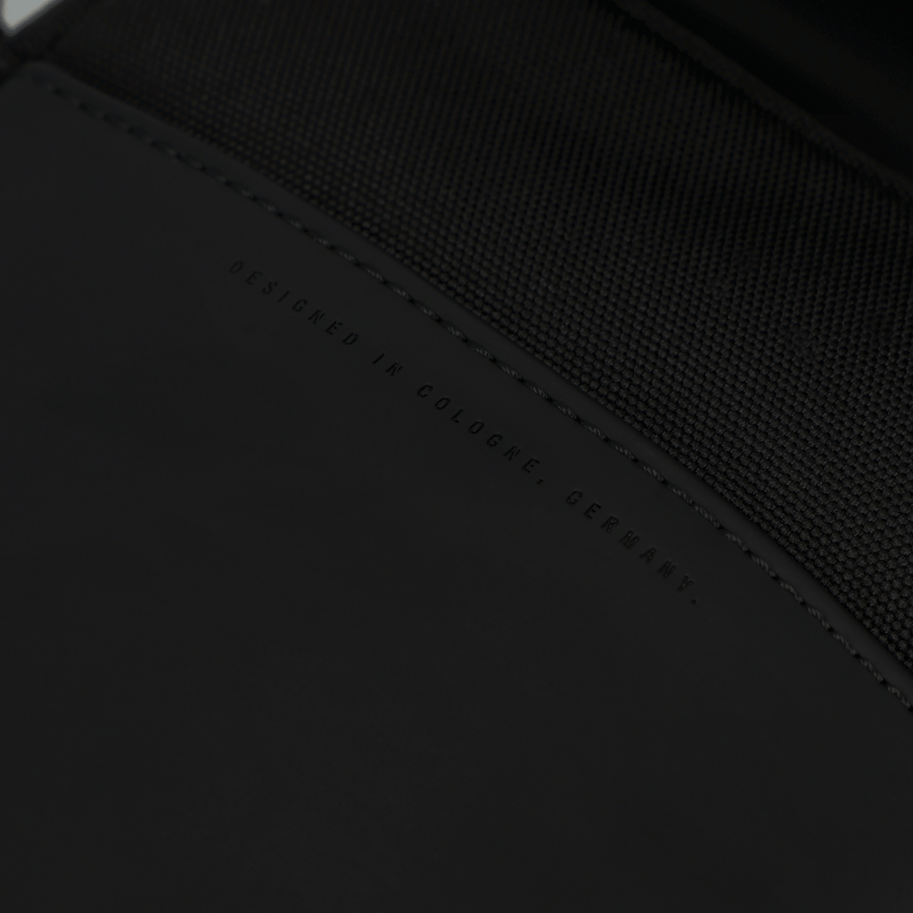 Un sac BVB X Kapten & Son noir élégant, au design entièrement noir, au style moderne et orné d'un gaufrage discret.