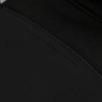 Un sac BVB X Kapten & Son noir élégant, au design entièrement noir, au style moderne et orné d'un gaufrage discret.