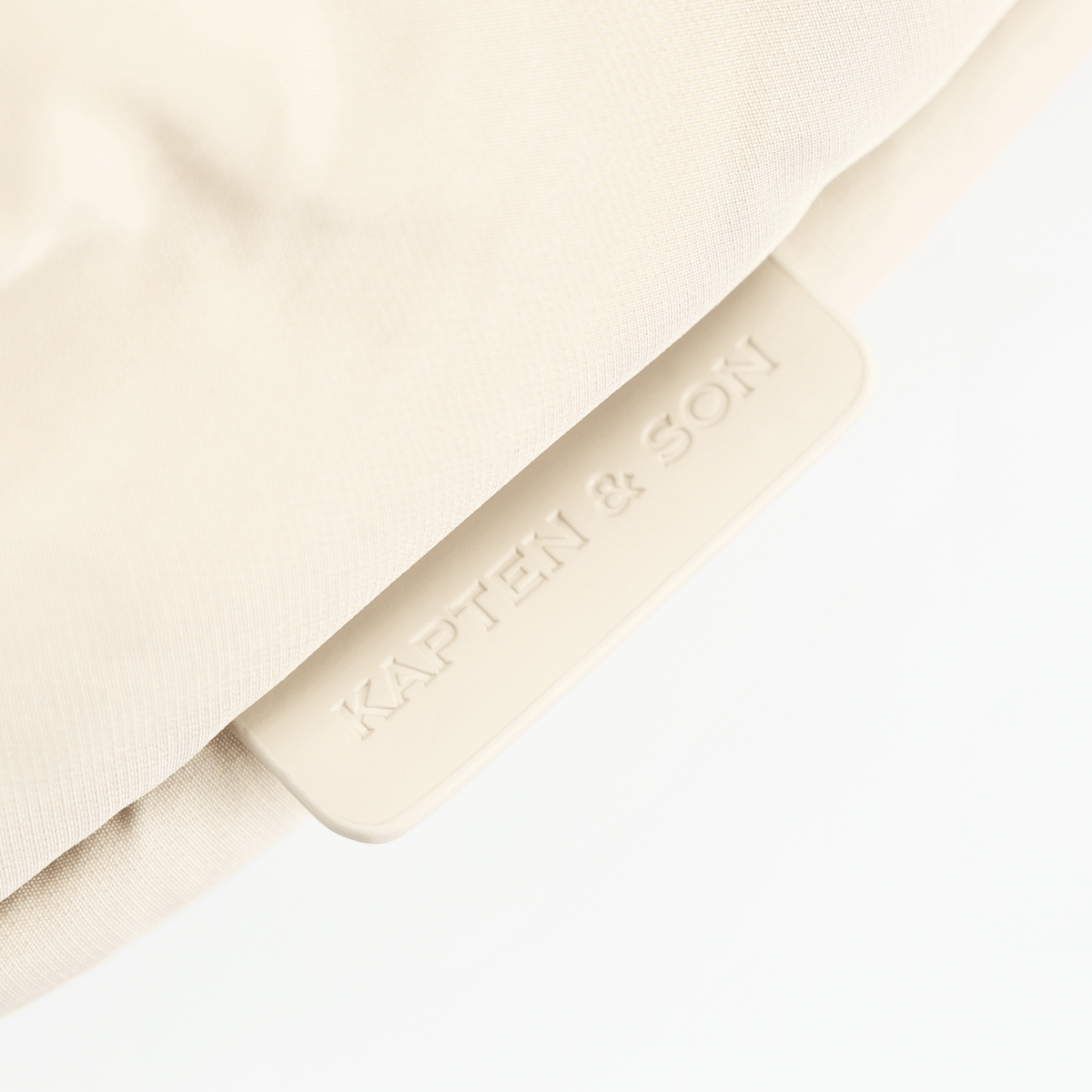 Detailansicht der BVB X Kapten & Son Skara Cloud Bag in Sandfarbe, mit hochwertigem Kapten & Son-Logo auf der Oberfläche.