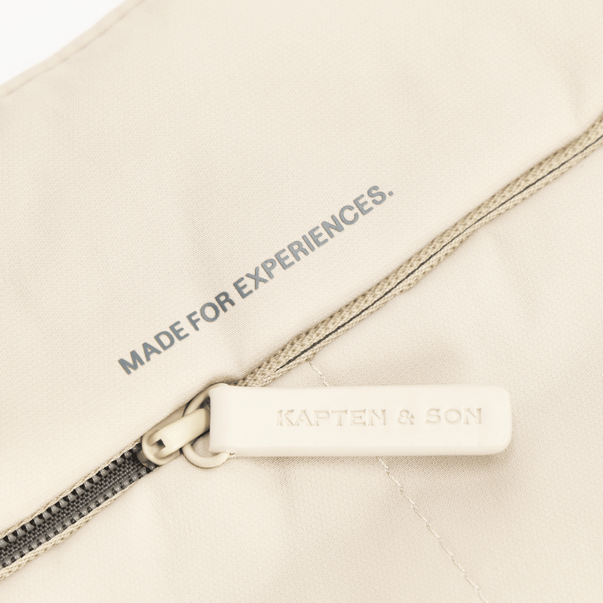 Bolso Skara Cloud de BVB x Kapten & Son, de color beige, con cremallera y la inscripción «Made for Experiences», así como el logotipo de Kapten & Son.
