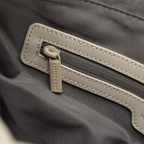Detalles del bolso Skara Cloud de BVB x Kapten & Son, en color arena, con cremallera y un diseño de alta calidad.