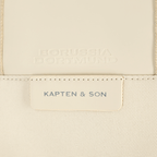 Vista dettagliata dello zaino Bergen Pro color crema della linea BVB X Kapten & Son, con la scritta “Borussia Dortmund” e “Kapten & Son”.