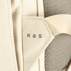 Zaino beige della collezione BVB X Kapten & Son Bergen Pro, primo piano con particolare attenzione alla scritta "K & S" e alla superficie testurizzata
